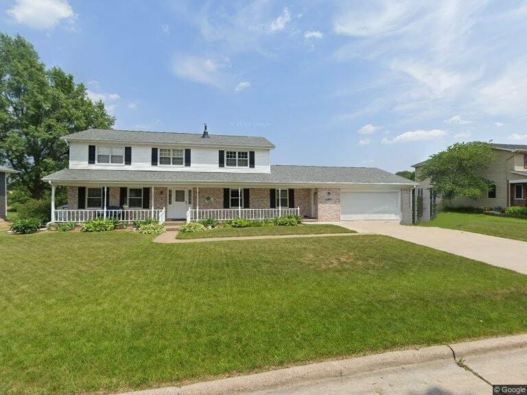 Muscatine, IA Family-Sized Home